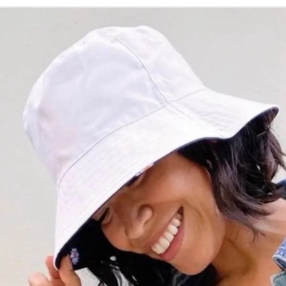 AO X FABFITFUN REVERSIBLE BUCKET HAT